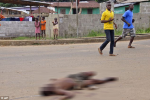 Xác nạn nhân Ebola bị quẳng ra đường ảnh 2